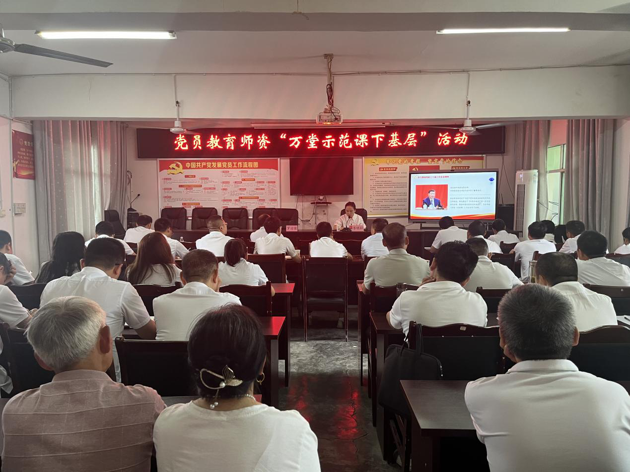 巴中市鑫匯農(nóng)業(yè)服務(wù)有限公司赴天馬山鎮(zhèn)開展“萬堂示范課下基層”活動
